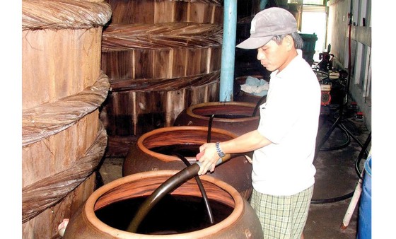 Sản xuất nước mắm truyền thống tại Phú Quốc