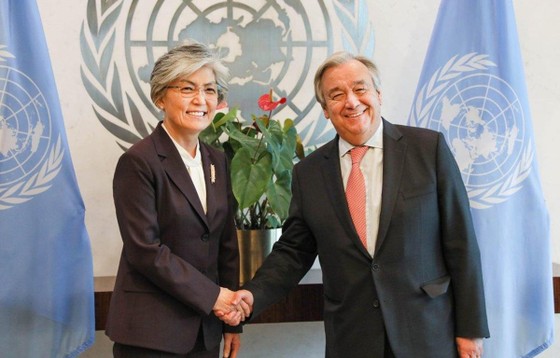 Tổng Thư ký Liên hợp quốc Guterres và Ngoại trưởng Hàn Quốc Kang Kyung-wha. Ảnh: Yonhap