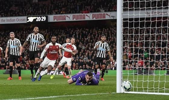 Ramsey (áo đỏ, phải) sút tung lưới Newcastle, mở tỷ số 1 - 0 cho Arsenal.