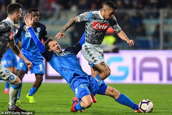 Napoli (áo xám) trong cuộc đối đầu với chủ nhà Empoli.