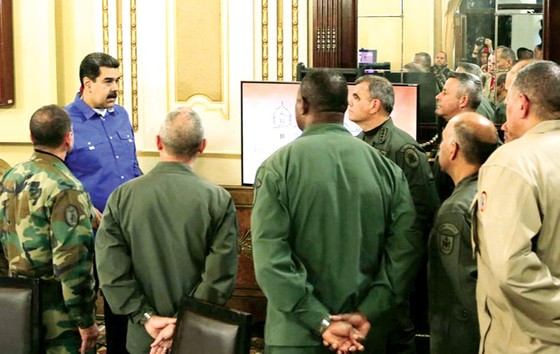 Tổng thống Nicolas Maduro (bìa trái) trao đổi với các tướng lĩnh cấp cao quân đội Venezuela tại thủ đô Caracas