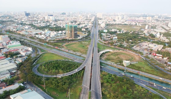 Hạ tầng giao thông cửa ngõ phía Tây TPHCM kết nối với Vùng kinh tế trọng điểm phía Nam. Ảnh: CAO THĂNG