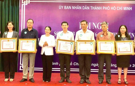 Đồng chí Võ Thị Dung, Phó Bí thư Thành ủy TPHCM, trao Bằng khen tới các tập thể, cá nhân thực hiện tốt chương trình Giảm nghèo bền vững TPHCM