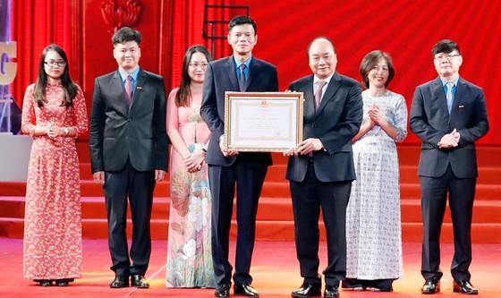 Thủ tướng Nguyễn Xuân Phúc trao tặng Huân chương Lao động hạng nhất cho Báo Lao động. Ảnh: TTXVN