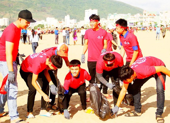Các bạn trẻ hăng hái tham gia chiến dịch làm sạch biển
