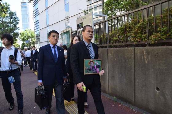 Anh Lê Anh Hào (trái), bố của bé Nhật Linh, tới Tòa án quận Chiba, Nhật Bản khi bắt đầu phiên tòa sơ thẩm xét xử nghi phạm Yasumasa Shibuya ngày 4-6. Ảnh: TTXVN