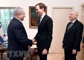 Cố vấn Nhà Trắng Jared Kushner (giữa) và Đặc phái viên của Tổng thống Mỹ về Trung Đông Jason Greenblatt (phải) trong cuộc gặp Thủ tướng Israel Benjamin Netanyahu tại Jerusalem