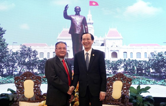 Đồng chí Lê Thanh Liêm, Phó Chủ tịch Thường trực UBND Thành phố Hồ Chí Minh (phải) tiếp ông Ly Vann Hong, Đặc phái viên Chính phủ Hoàng gia, Quốc vụ khanh Bộ Thông tin Vương quốc Campuchia. Ảnh: TTXVN