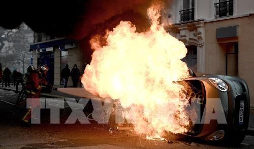 Ô tô bị đốt cháy trong cuộc biểu tình "Áo vàng" tại Paris, Pháp, ngày 16-11-2019. Ảnh: TTXVN