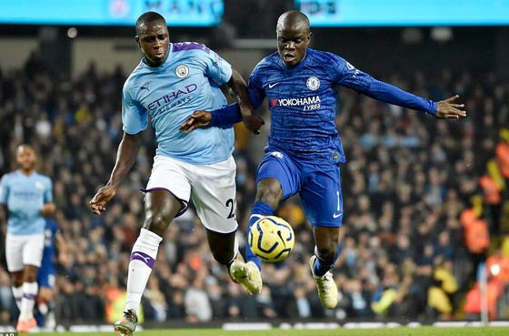 N'Golo Kante (phải, Chelsea) đi bóng trước Benjamin Mendy của Manchester City