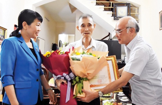 Đồng chí Phan Nguyễn Như Khuê trao Bằng khen của Thủ tướng Chính phủ tặng Anh hùng Lao động, Tiến sĩ Bùi Văn Toản