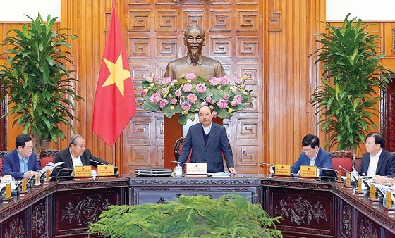 Thủ tướng Nguyễn Xuân Phúc chủ trì phiên họp Thường trực Chính phủ. Ảnh: TTXVN