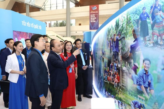 Thủ tướng Nguyễn Xuân Phúc với các đại biểu tham quan Triển lãm “Tôi yêu Tổ quốc tôi” tại Đại hội. Ảnh: TTXVN