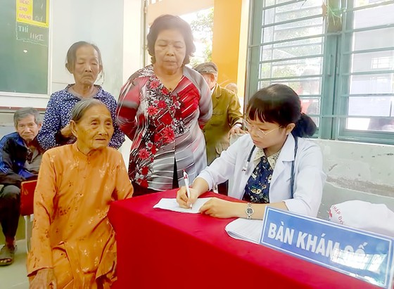 Bác sĩ Bệnh viện Nguyễn Tri Phương khám bệnh cho người dân