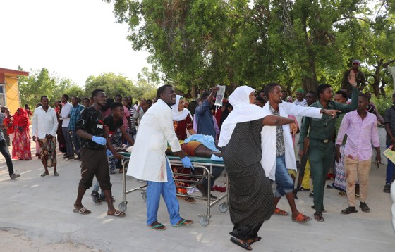  Chuyển người bị thương tại hiện trường vụ đánh bom ở thủ đô Mogadishu, Somalia ngày 28-12