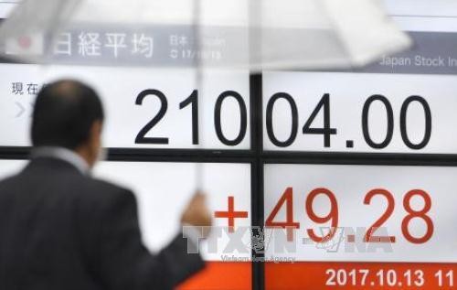 Bảng tỉ giá chứng khoán tại thủ đô Tokyo, Nhật Bản. Ảnh: Kyodo/TTXVN