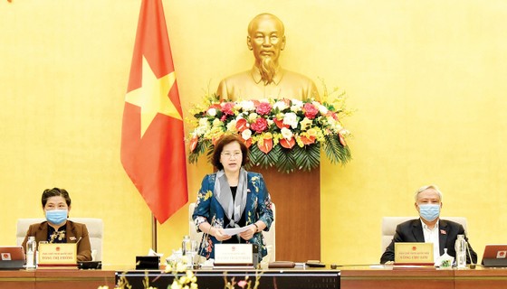 Chủ tịch Quốc hội Nguyễn Thị Kim Ngân chủ trì và phát biểu bế mạc Phiên họp thứ 43 của Ủy ban Thường vụ Quốc hội. Ảnh: TTXVN