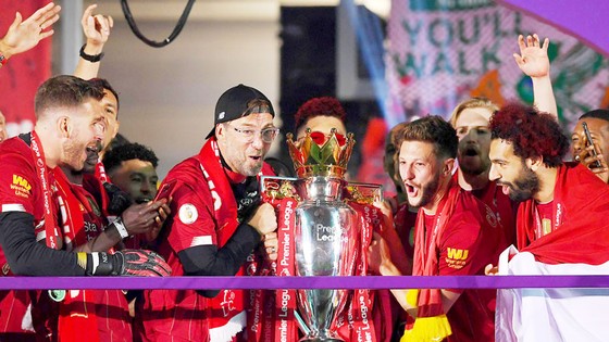 HLV Jurgen Klopp và các học trò nhận Cúp vô địch Premier League
