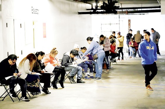 Người thất nghiệp tại Los Angeles (Mỹ) kê khai để được hưởng trợ cấp