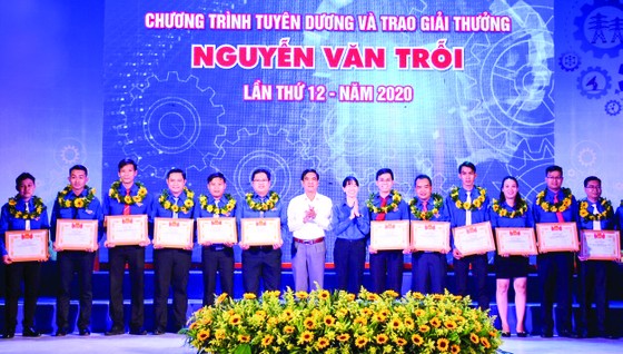 Thanh niên công nhân đạt giải thưởng Nguyễn Văn Trỗi năm 2020 được vinh danh tối 28-10. Ảnh: THÁI PHƯƠNG