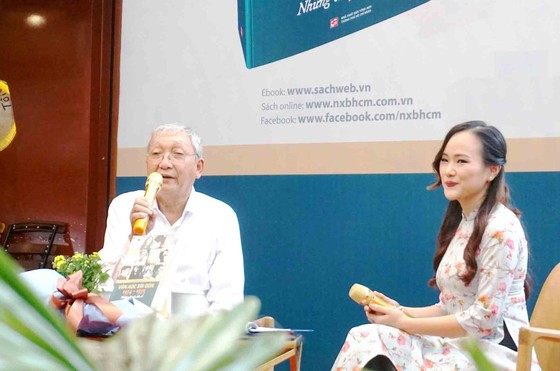 Nhà văn Lê Văn Nghĩa trong chương trình ra mắt tác phẩm mới, được tổ chức tại Đường sách TPHCM