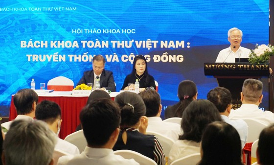 PGS-TS Tạ Ngọc Tấn trình bày ý kiến tại hội thảo khoa học 