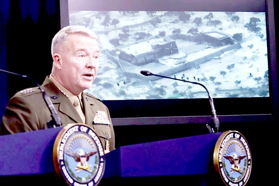 Tướng Kenneth McKenize trong một chuyến thăm Iraq