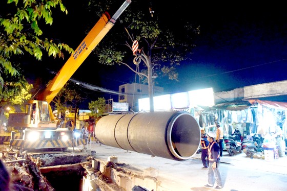 Thi công lắp đặt tuyến ống tại dự án Phát triển mạng cấp 1 tuyến đường Nguyễn Cửu Phú