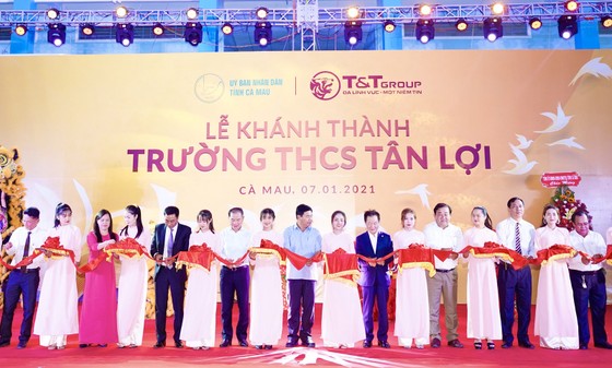 Ông Đỗ Quang Hiển, Chủ tịch HĐQT kiêm TGĐ Tập đoàn T&T Group và các đại biểu cắt băng khánh thành Trường THCS Tân Lợi