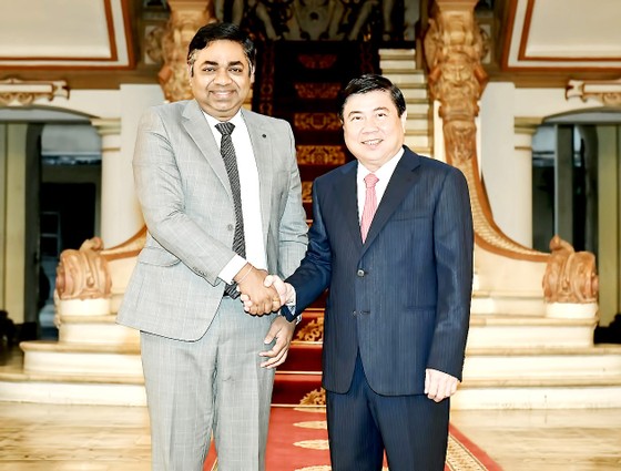 Chủ tịch UBND TPHCM Nguyễn Thành Phong tiếp Tổng lãnh sự Ấn Độ Madan Mohan Sethi. Ảnh: VIỆT DŨNG