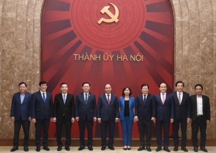 Thủ tướng Nguyễn Xuân Phúc cùng lãnh đạo thành phố Hà Nội. Ảnh VGP
