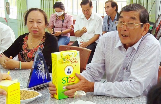 Kỹ sư Hồ Quang Cua giới thiệu gạo ST25. Ảnh: CAO PHONG