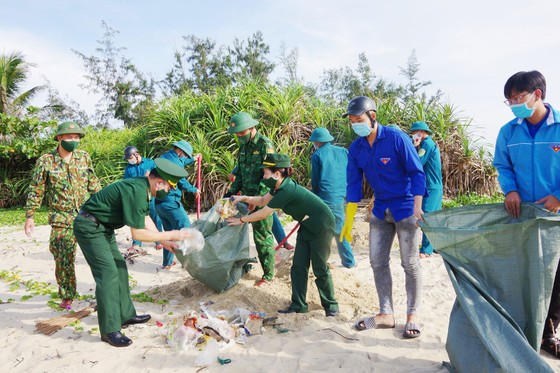 Trao tặng 1.000 lá cờ Tổ quốc cùng nhiều phần quà cho ngư dân ven biển miền Trung ảnh 3