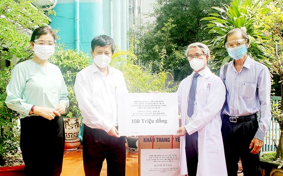 Thăm hỏi, tặng quà người dân gặp khó khăn ảnh 1