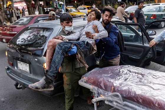 Nạn nhân vụ đánh bom liều chết ở Sân bay Kabul ngày 26-8. Ảnh: The New York Times