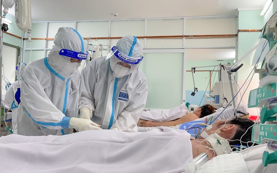 Y, bác sĩ Bệnh viện phụ sản Hùng Vương chăm sóc sức khỏe cho bệnh nhân Covid-19. Ảnh: Hoàng Hùng