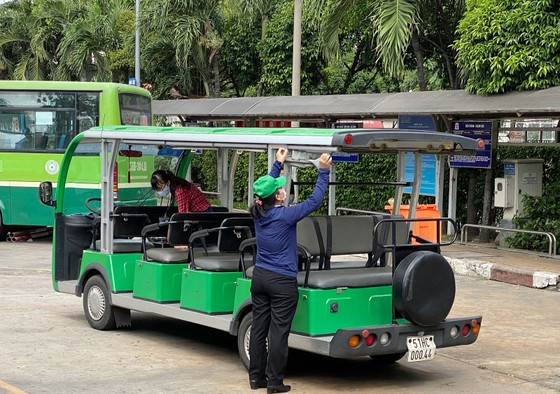 Xe buýt sử dụng điện tuyến Công viên 23-9 - Thảo cầm viên Sài Gòn. Ảnh: CAO THĂNG