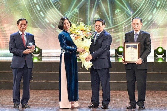 Thủ tướng Phạm Minh Chính trao giải đặc biệt cho các tác giả, tối 28-11. Ảnh: VIẾT CHUNG