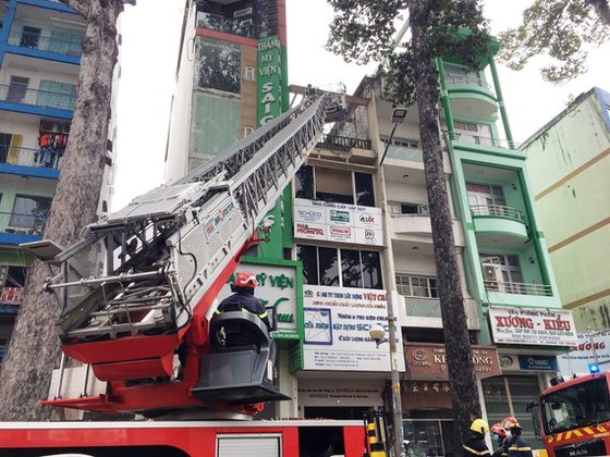 Cảnh sát dùng xe thang cứu 2 nạn nhân tại vụ cháy trên đường Trần Hưng Đạo (phường 2, quận 5) trưa 11-11-2021