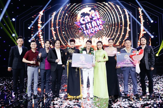 Nhạc sĩ Phạm Hồng Biển (thứ hai từ trái qua) hiện là giám đốc âm nhạc nhiều dự án, game show ăn khách trên truyền hình