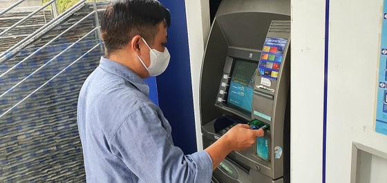 Giao dịch rút tiền tại cây ATM sẽ thuận tiện hơn khi sử dụng CCCD gắn chip