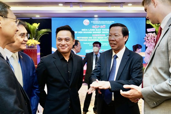Chủ tịch UBND TPHCM Phan Văn Mãi trao đổi với các đại biểu dự chương trình “Gặp gỡ giữa lãnh đạo thành phố và Hiệp hội Doanh nghiệp nước ngoài năm 2022”. Ảnh: HOÀNG HÙNG