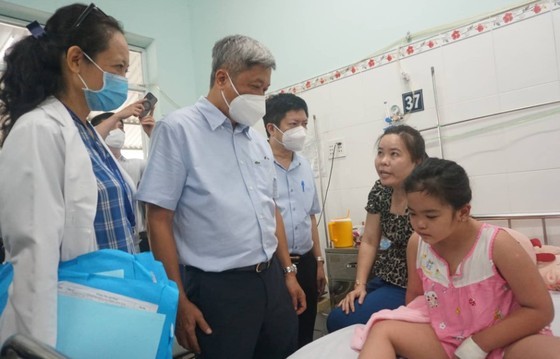Thứ trưởng Bộ Y tế Nguyễn Trường Sơn thăm hỏi động viên bệnh nhi điều trị sốt xuất huyết tại Bệnh viện Quận 8, ngày 27-6