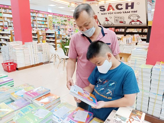 Gánh nặng sách giáo khoa đầu năm học mới ảnh 1