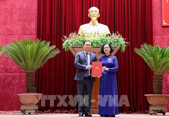 Đồng chí Trương Thị Mai trao Quyết định cho đồng chí Nguyễn Phi Long. Ảnh: TTXVN