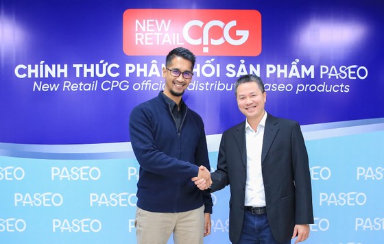 Ông Prima Manggala, Giám đốc Phát triển Kinh doanh khu vực Đông Nam Á, Tập đoàn APP cùng ông Hoàng Hải, Giám đốc Điều hành, Đồng sáng lập New Retail CPG