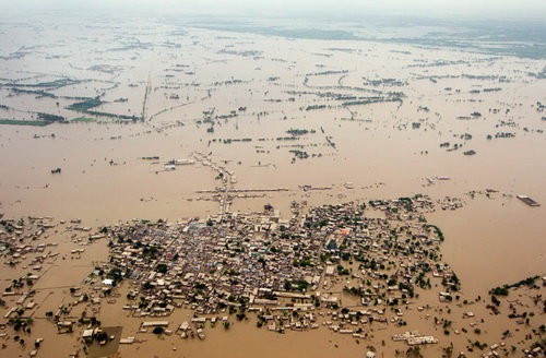 Lũ lụt kinh hoàng ở Pakistan. Ảnh: Guardian