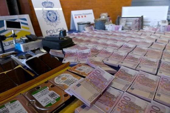 Tiền giấy 500 euro giả bị cảnh sát thu giữ. (Nguồn: barrons.com)