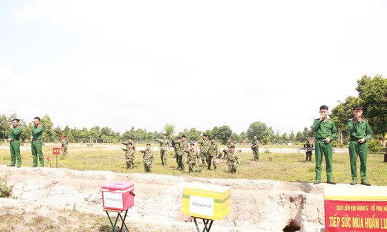 Những chiến sĩ trẻ trong Đội tuyên truyền xung kích Sư đoàn 5 biểu diễn văn nghệ trên thao trường