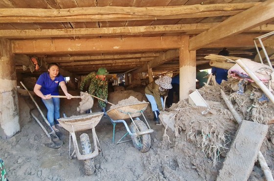 Nhiều nhà tại huyện Kỳ Sơn bị ngập trong bùn đất sau trận lũ quét